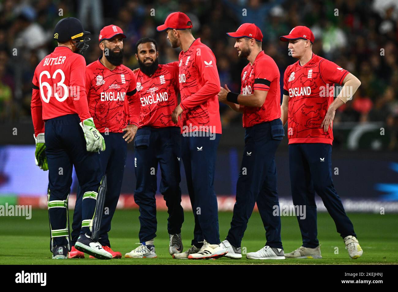 England's Adil Rashid (centre) celebrates taking the wicket of Pakistan ...