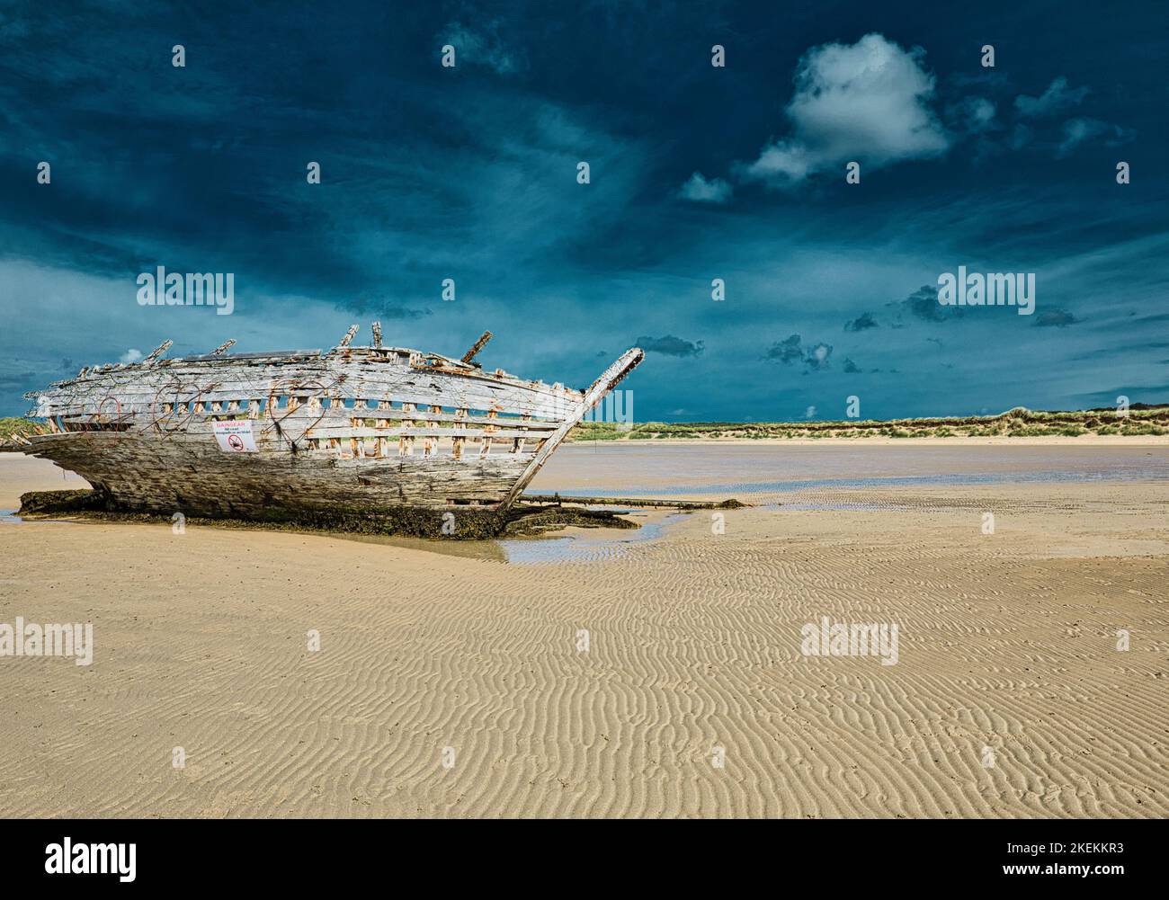 Bad Eddie's (Eddie's Boat) wooden boat shipwrecked in the early 1970's, Magheraclogher Beach, Gweedore, (Gaoth Dobhair) County Donegal, Ireland Stock Photo