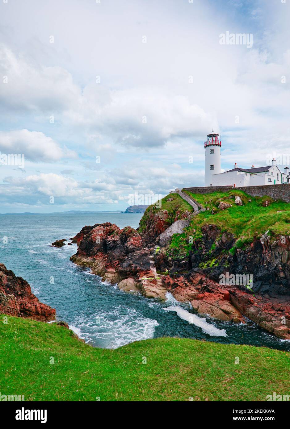 Fanad Head Lighthouse on the wild Atlantic coast of western Ireland, Fanad Head, Fanad Peninsula, County Donegal, Ireland Stock Photo