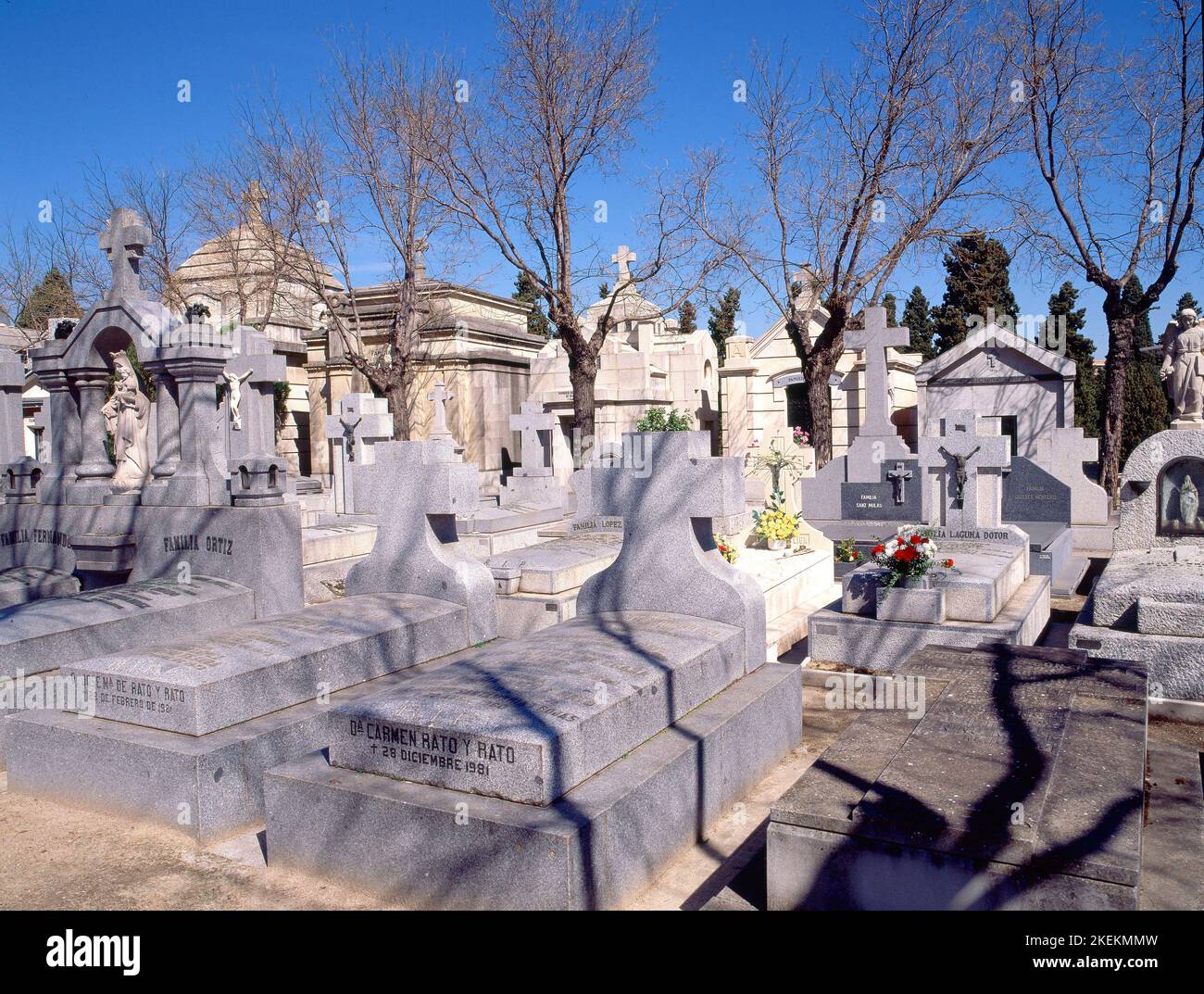 TUMBAS DEL CEMENTERIO DE LA ALMUDENA FOTO AÑOS 00. Location