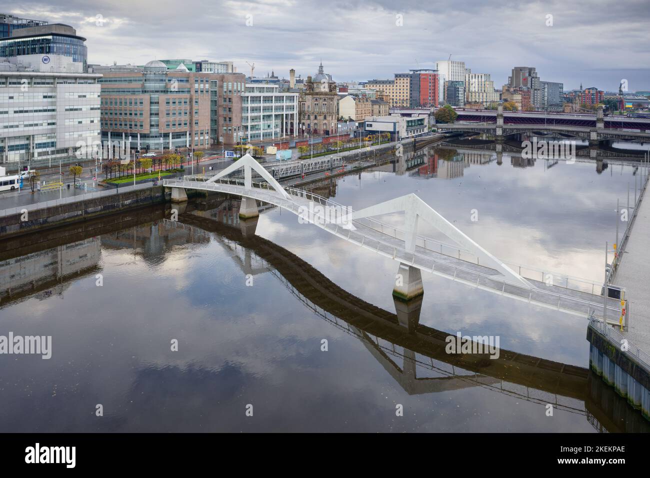 The Squiggly Bridge crossing the River Clyde to Broomielaw Stock Photo