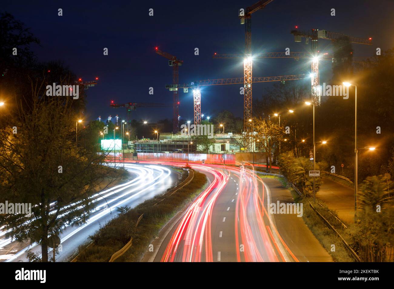 Berufsverkehr Danziger Straße, dahinter Großbaustelle Deiker Höfe, ehemals Fashion House Stock Photo