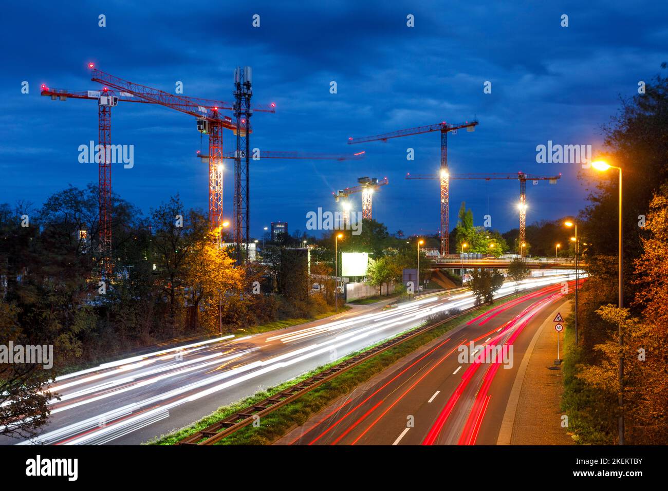 Berufsverkehr Danziger Straße, dahinter Großbaustelle Deiker Höfe, ehemals Fashion House Stock Photo