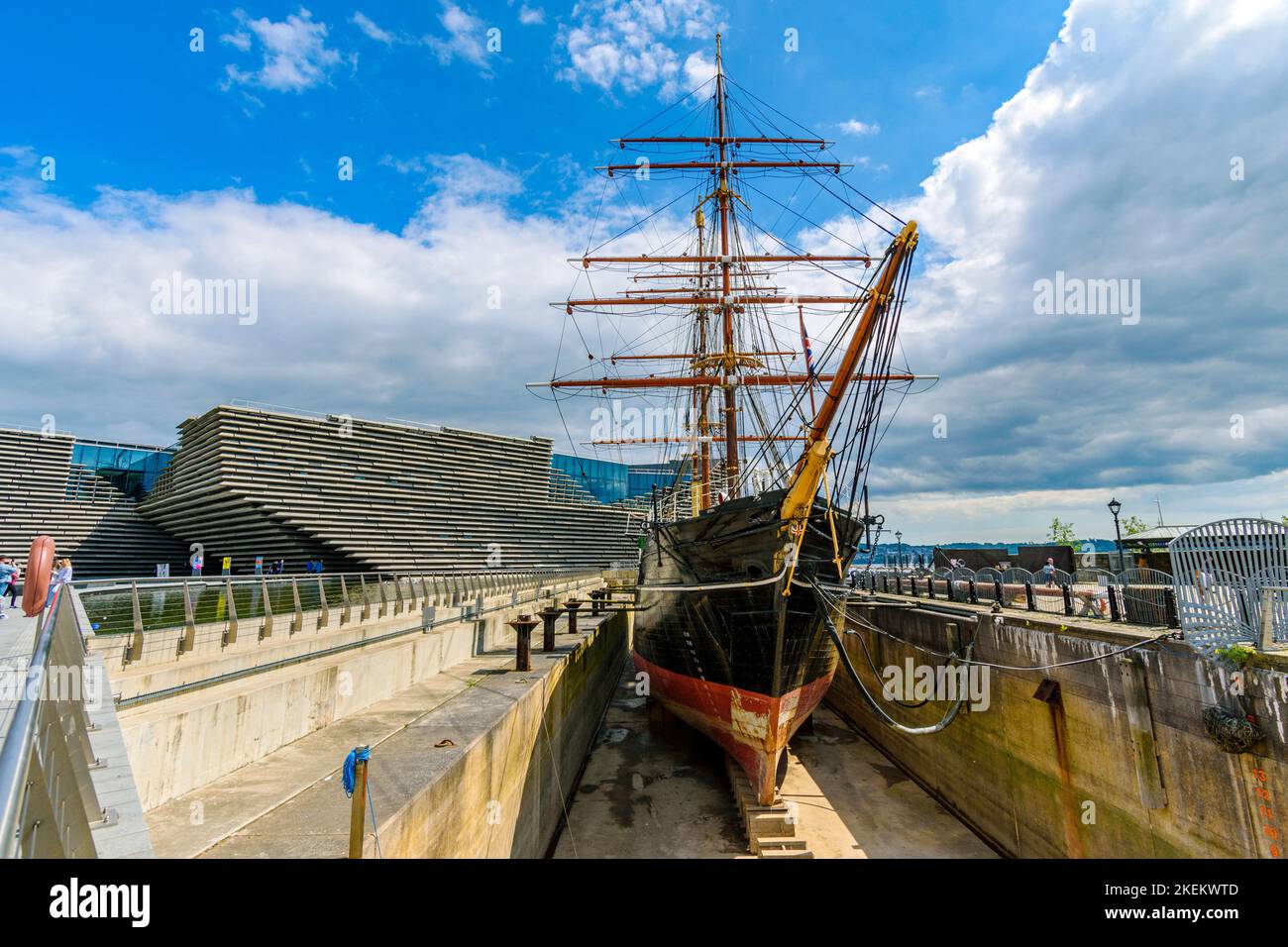 The RSS Discovery at Discovery Point, Dundee, Scotland, UK.  Behind is the V&A Design Museum. Stock Photo