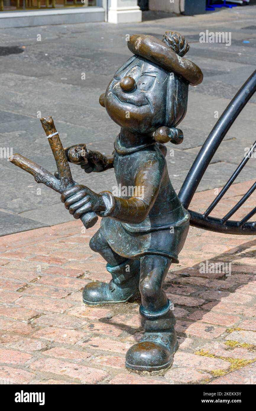 Statue of Minnie the Minx, a character in the children's comic magazine The Beano.  High Street, Dundee, Scotland, UK Stock Photo