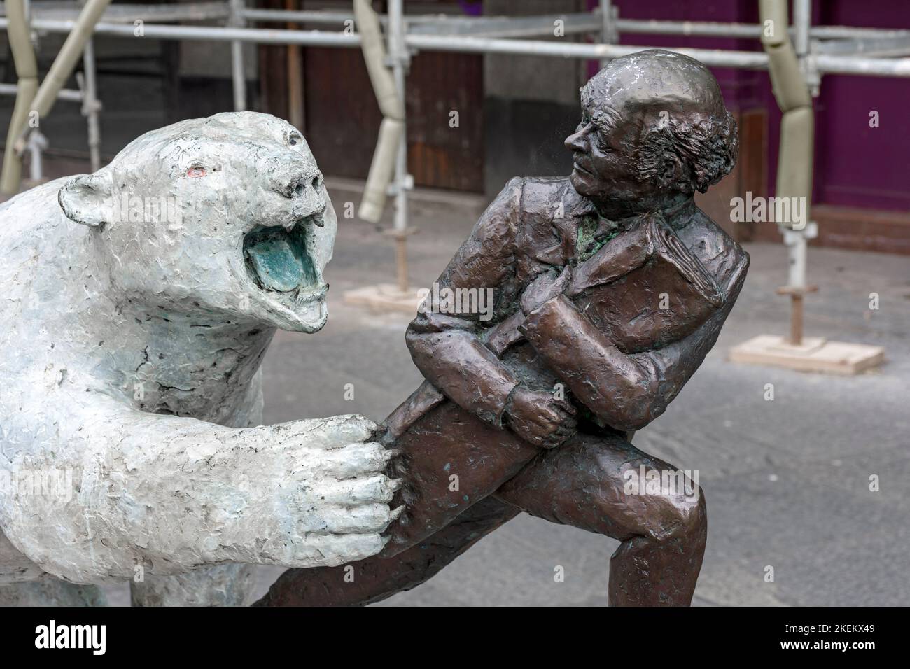 Bruin the Polar Bear statue, by David Annand, High Street, Dundee, Scotland, UK Stock Photo