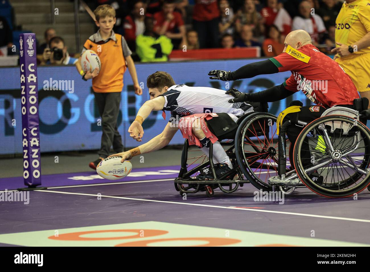 Sheffield, UK. 13th Nov, 2022. Robert Hawkins of England goes over for ...