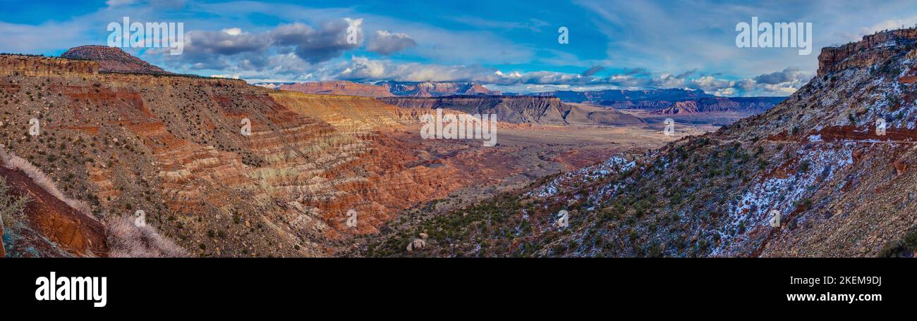 Panoramaaufnahme aus der Wüste von Arizona im Winter aus erhöhter Perspektive mit beeindruckenden Wolkenformationen fotografiert tagsüber in den USA i Stock Photo