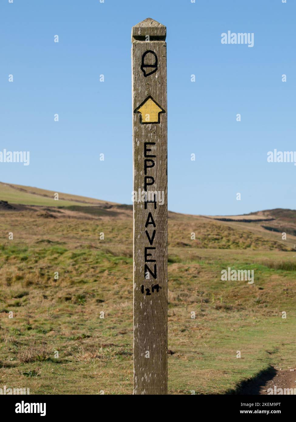 Single signpost shows to Epphaven on the cornish SW Coast Path between