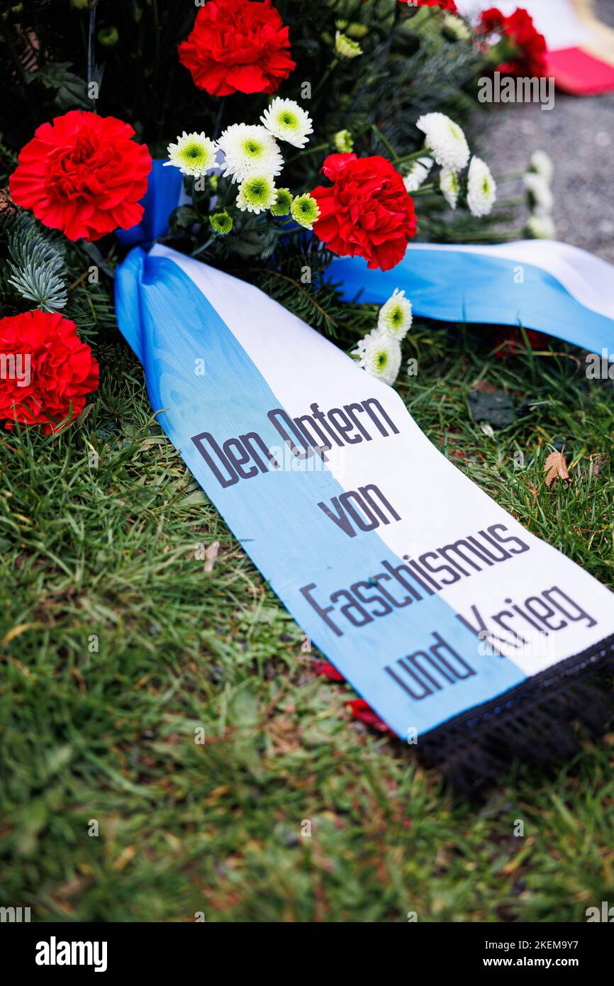Seelze, Germany. 13th Nov, 2022. A wreath of flowers with a ribbon