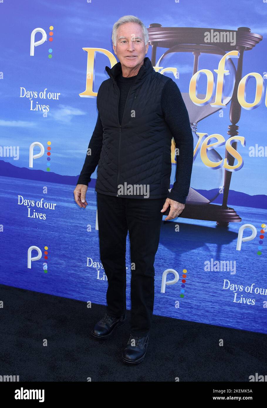 drake-hogestyn-arriving-at-the-days-of-our-lives-day-of-days-2022-fan