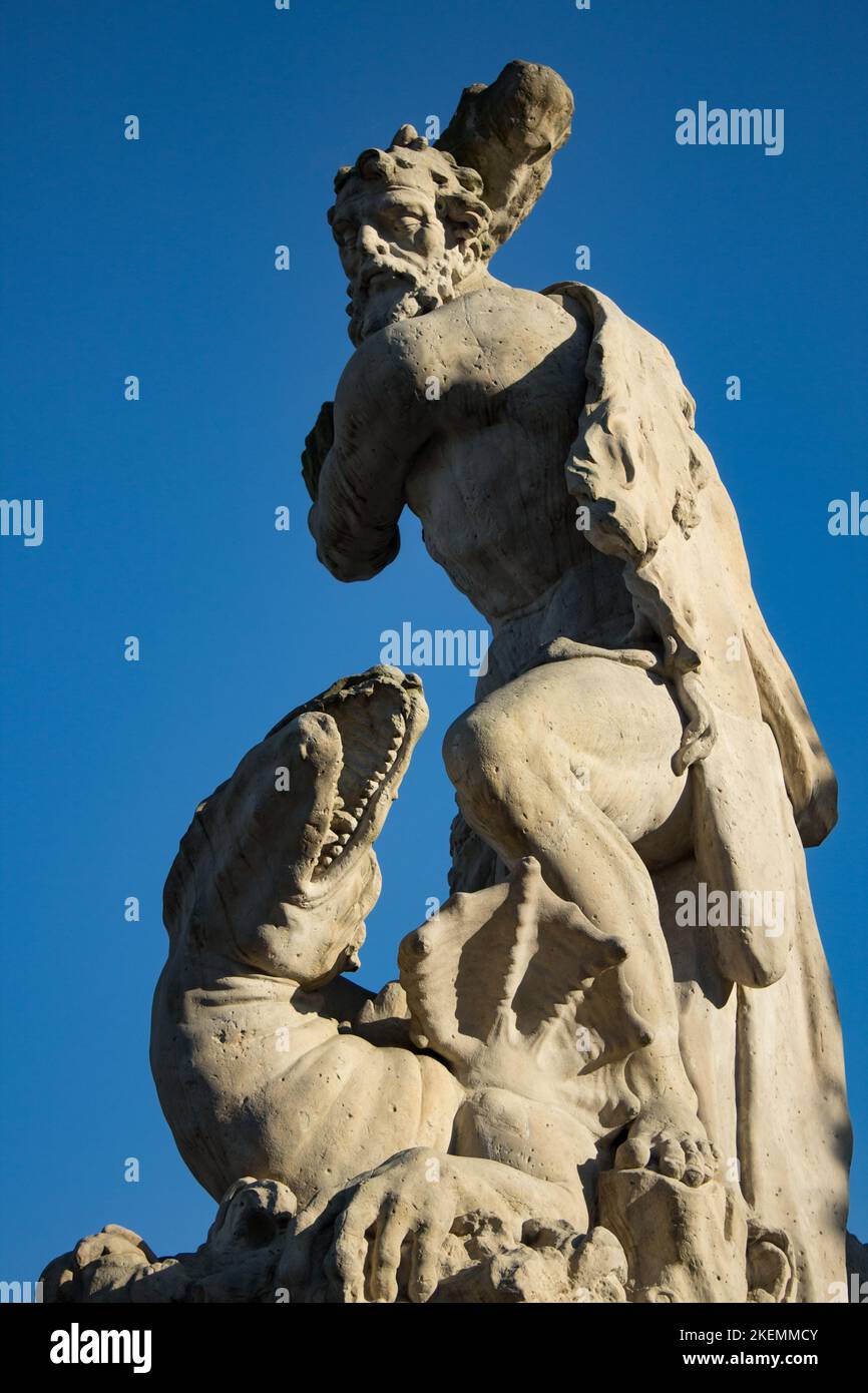 Hercules fighting statue hi-res stock photography and images - Alamy