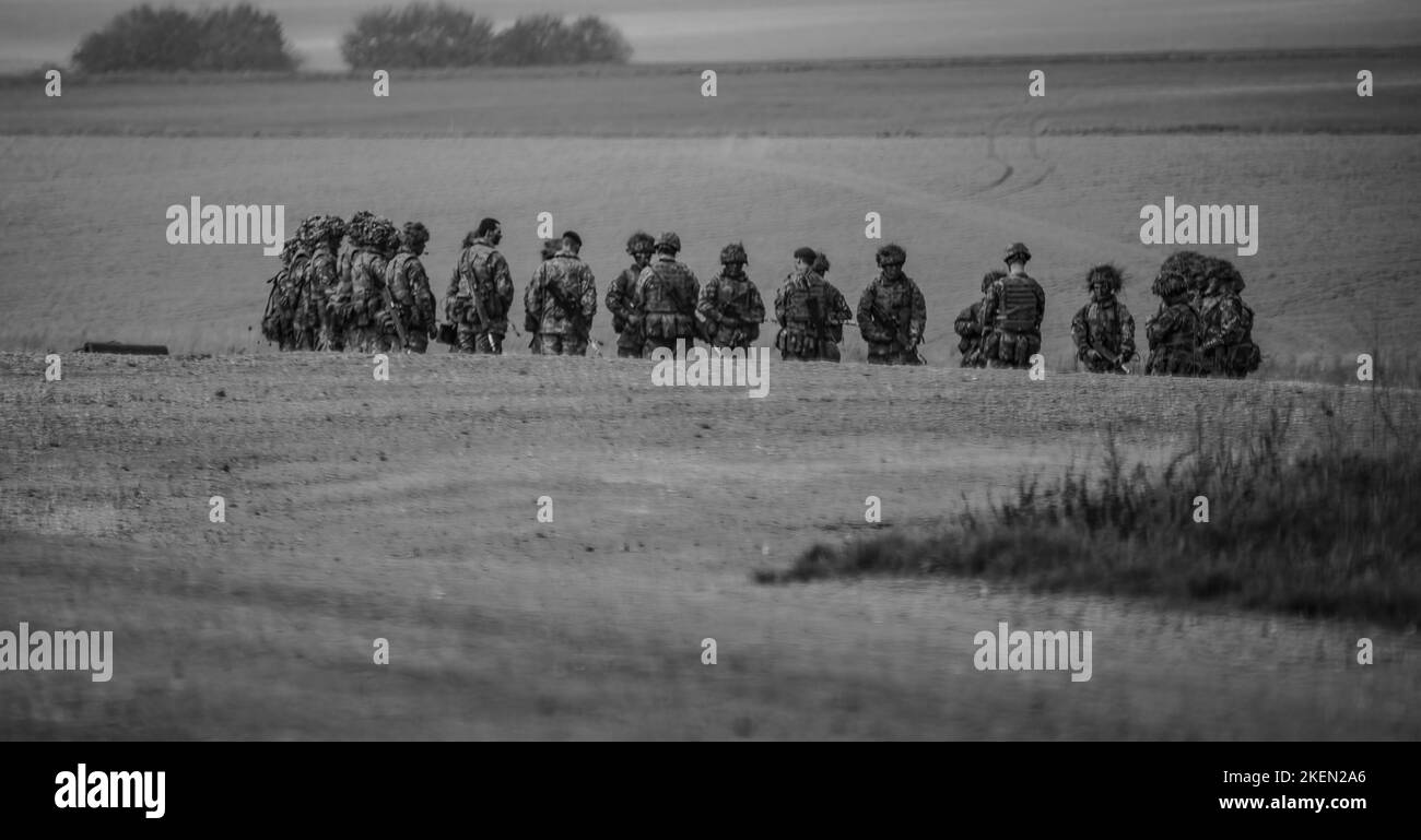a circle of British army soldiers listening to their CO before setting