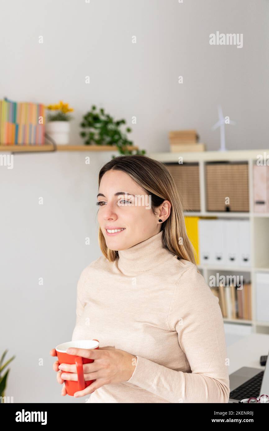 Pretty woman standing office hi-res stock photography and images - Alamy