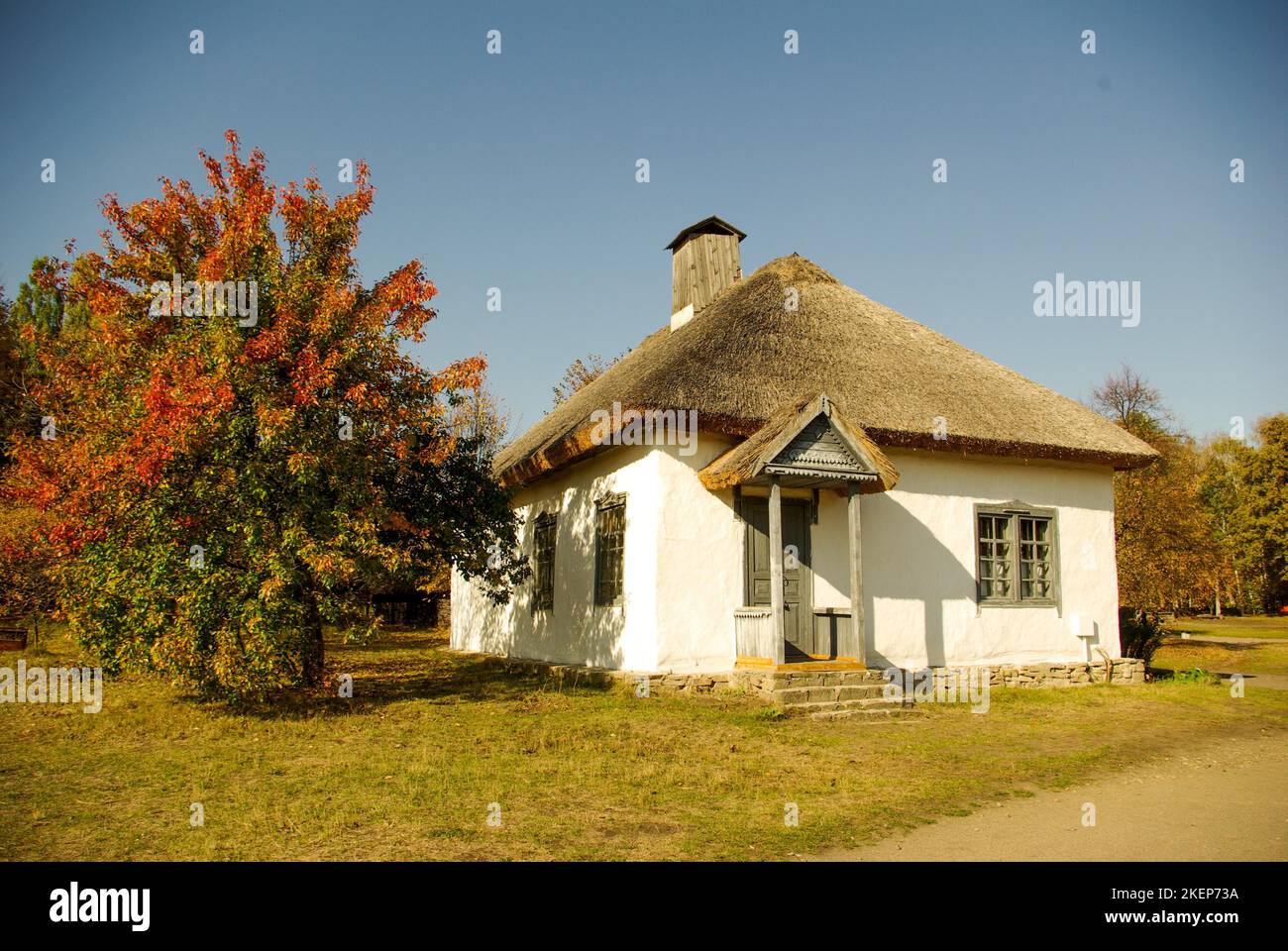 Traditional ukrainian rural cottage with a straw roof Stock Photo - Alamy