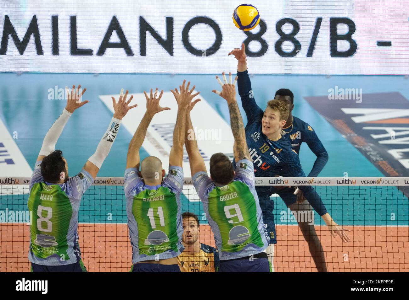 Pala AGSMAIM, Verona, Italy, November 13, 2022, Spike of Rok Mozic