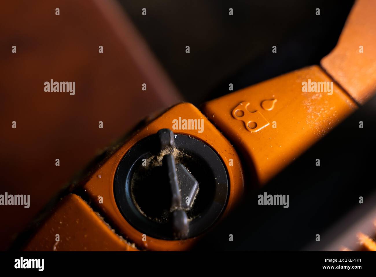 Chainsaw chain lubrication hires stock photography and images Alamy