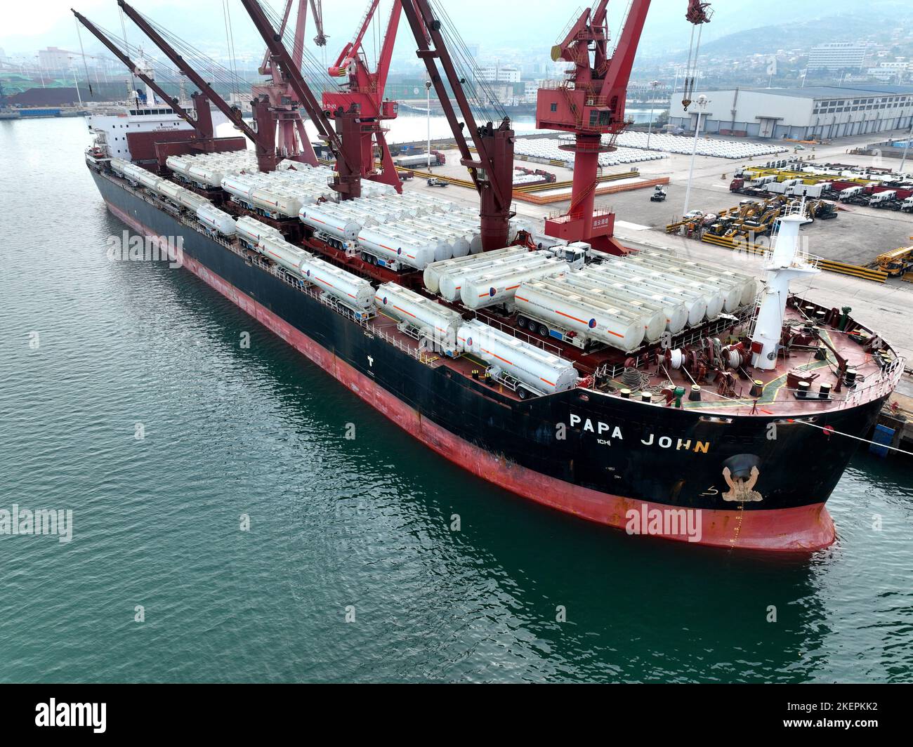 Chinese cargo ship africa hires stock photography and images Alamy