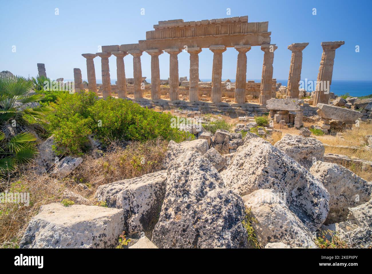 Greek temple in the archaeological park of Selinunte in Sicily Stock ...