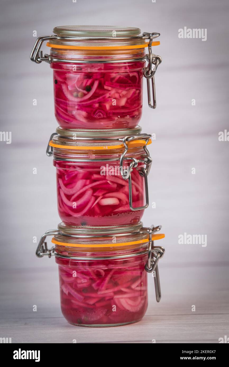 RECIPE FOR ONION PICKLES IN JARS, WHITE WINE VINEGAR, WHITE WINE, SUGAR