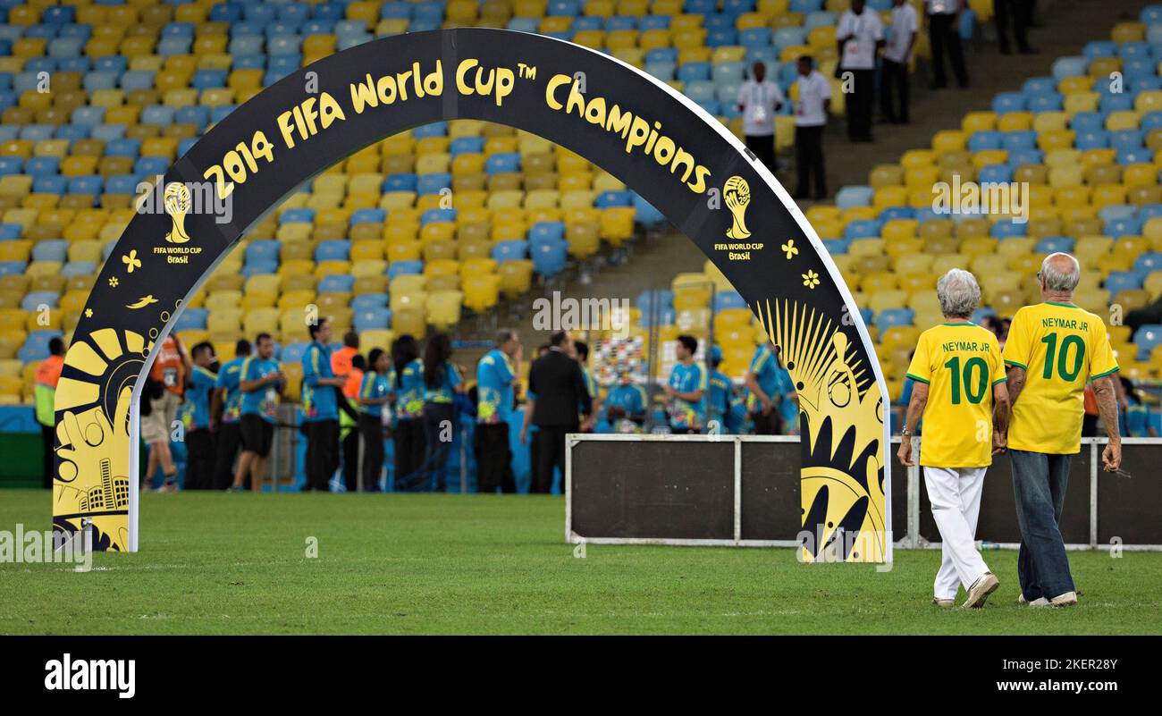 Rio de Janeiro, 13.07.2014, Estadio do Maracana Altes PŠrchen schlendert in Neymar (Brasilien) Trikot Ÿber den Platz Deutschland - Argentinien Copyrig Stock Photo