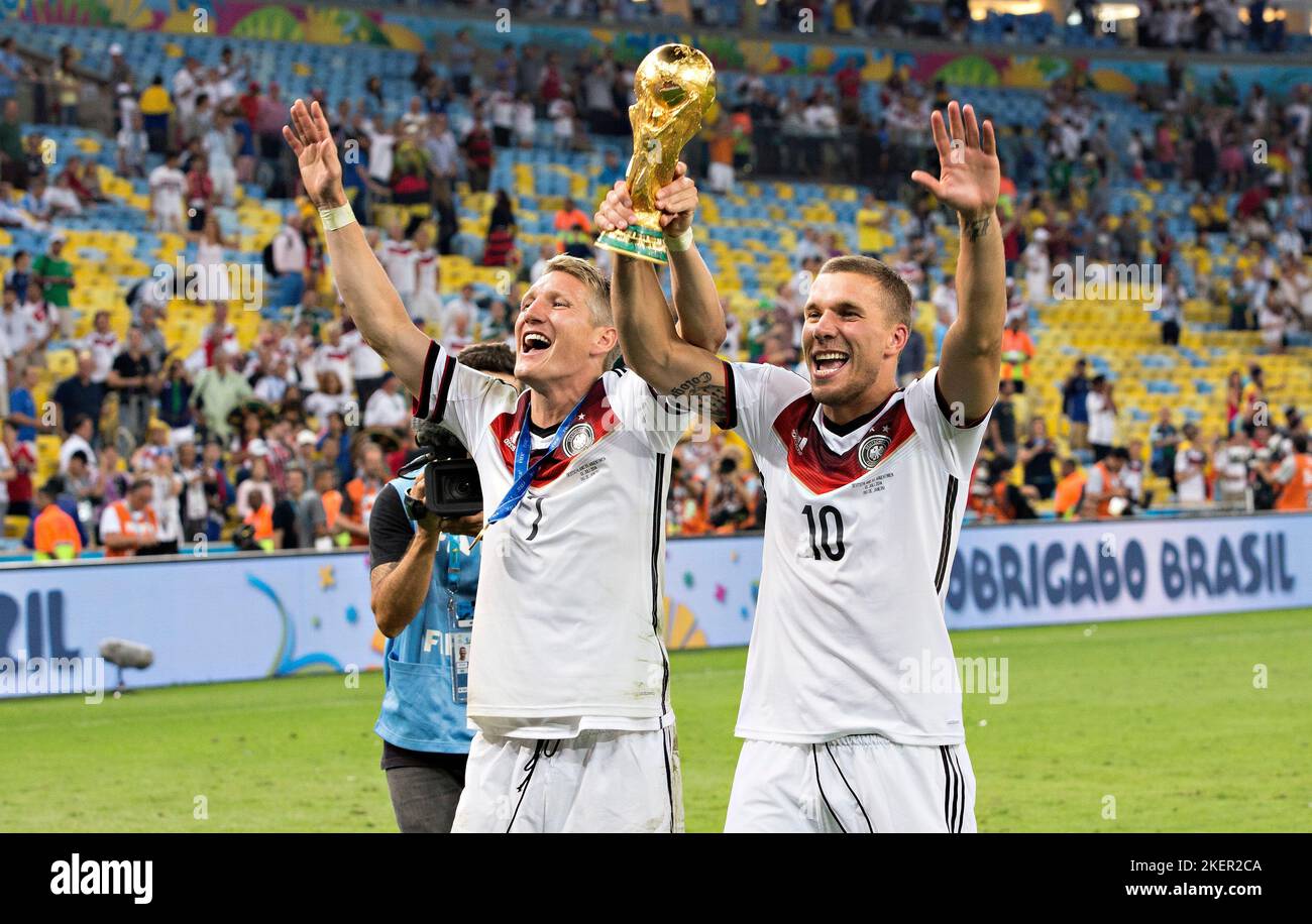 Rio de Janeiro, 13.07.2014, Estadio do Maracana Bastian Schweinsteiger (Deutschland) und Lukas Podolski (Deutschland) mit Pokal Deutschland - Argentin Stock Photo