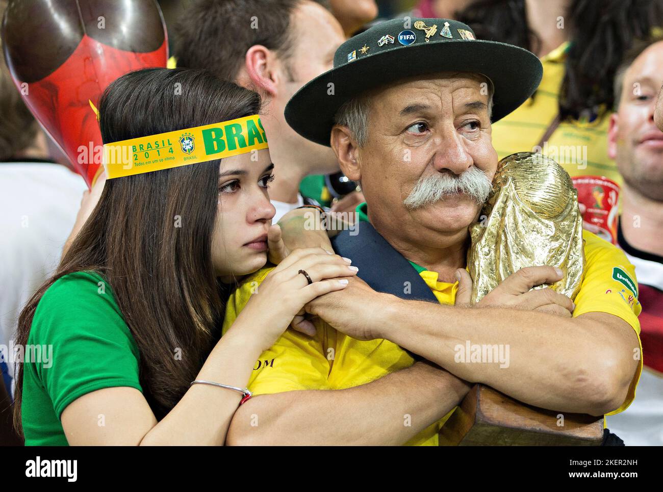 Belo Horizonte, 08.07.2014, Estadio Mineirao Traurige Brasilianerin mit ihrem Vater Brasilien - Deutschland  Copyright (nur fŸr journalistische Zwecke Stock Photo