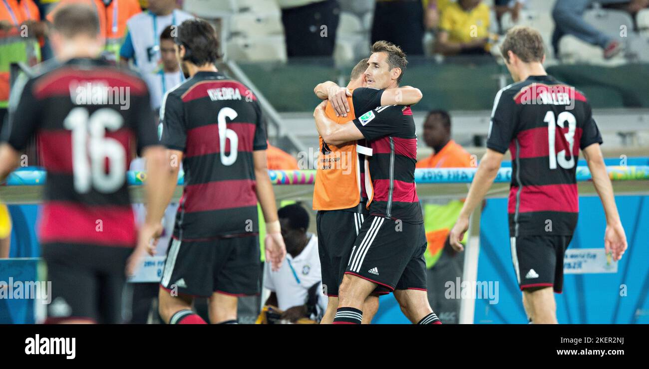 Belo Horizonte, 08.07.2014, Estadio Mineirao Lukas Podolski (Deutschland) umarmt Miroslav Klose (Deutschland) zur Halbzeit Brasilien - Deutschland  Co Stock Photo