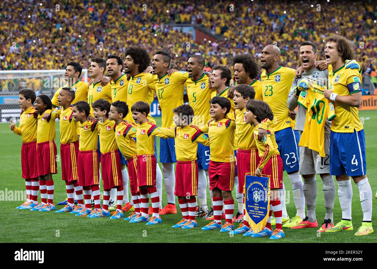 Belo Horizonte, 08.07.2014, Estadio Mineirao Brasilianer singen mit voller Leidenschaft die Nationalhymne - Neymar (Brasilien) Trikot ist mit dabei Br Stock Photo