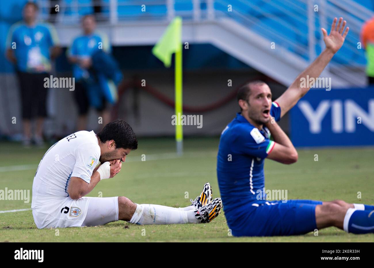 Natal, 24.06.2014, Arena Das Dunas Luiz Suarez (Uruguay) hŠlt sich die ZŠhne nach seiner Bei§attacke an Giorgio Chiellini (Italien) Italien - Uruguay Stock Photo