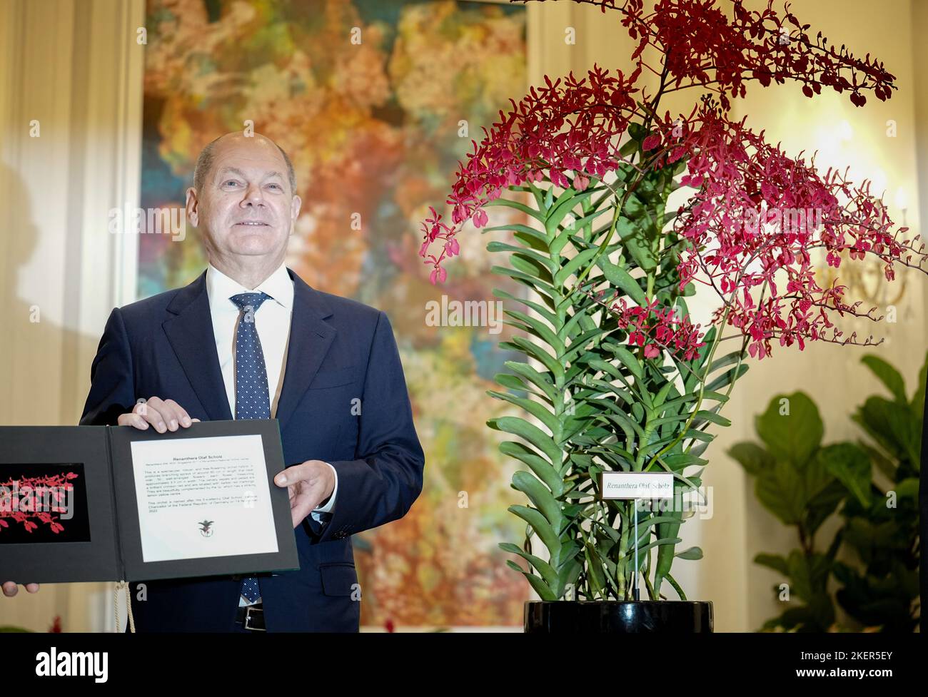 Singapur, Singapore. 14th Nov, 2022. German Chancellor Olaf Scholz (SPD) stands next to the orchid named Renanthera Olaf Scholz at the orchid ceremony. In the evening, the chancellor travels on to Bali, Indonesia, for the G20 summit. Credit: Kay Nietfeld/dpa/Alamy Live News Stock Photo