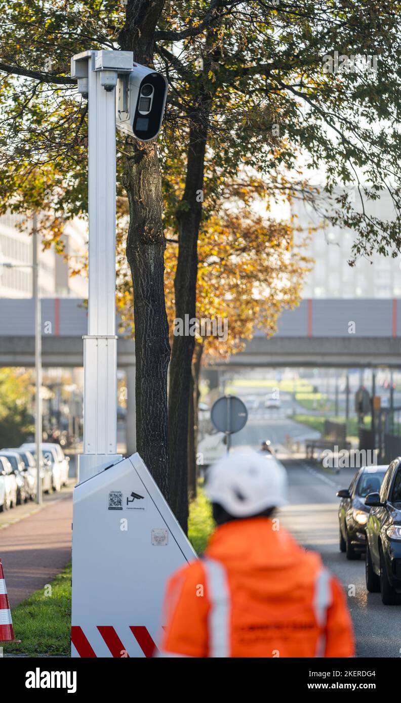 2022-11-14 09:56:27 AMSTERDAM - The installation of a movable speed camera  on the Jan van Galenstraat. The so-called flex strobes are located along  dangerous roads, where the risk of accidents due to