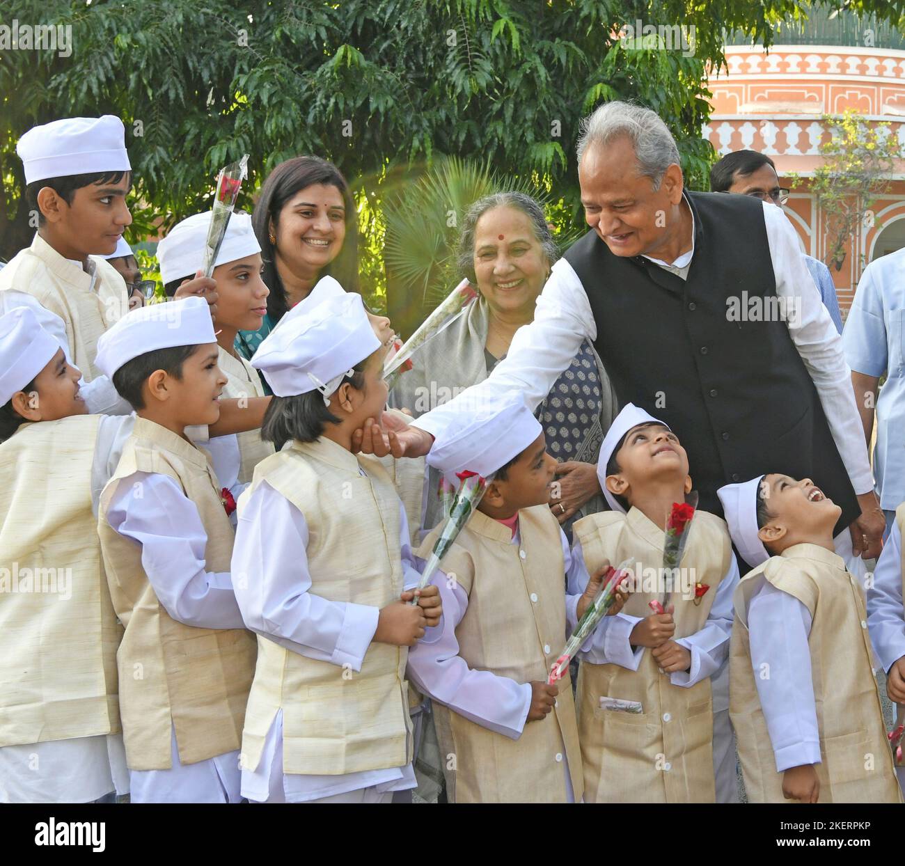 Jaipur, India. 14th Nov, 2022. Jaipur, India, November 14, 2022: Rajasthan Chief Minister Ashok Gehlot meets childrens on the occasion of birth anniversary of first prime minister Jawahar Lal Nehru, celebrated as Childrens Day in Jaipur. Credit: Sumit Saraswat/Alamy Live News Stock Photo