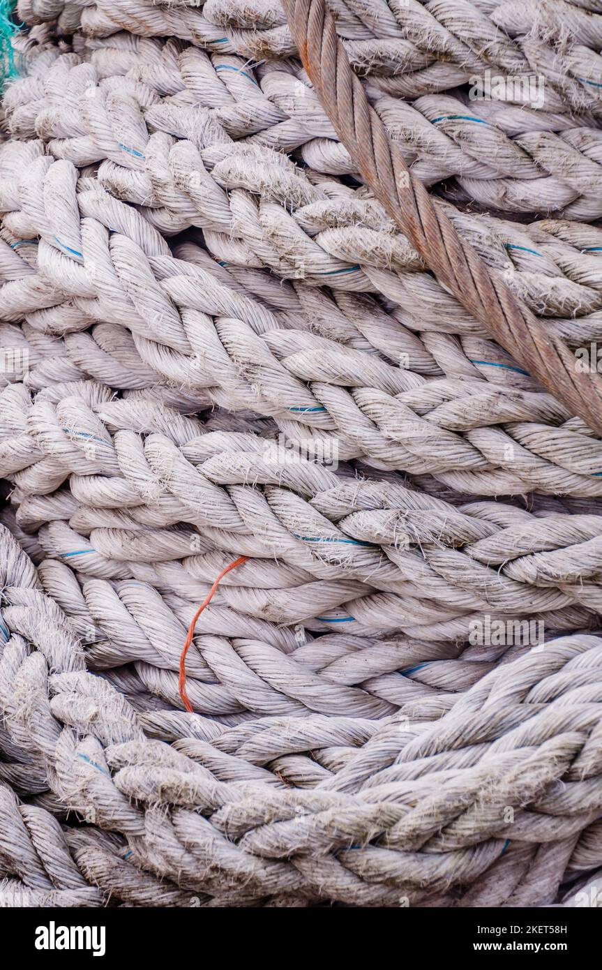 https://c8.alamy.com/comp/2KET58H/close-up-of-an-old-frayed-boat-rope-as-a-nautical-background-2KET58H.jpg