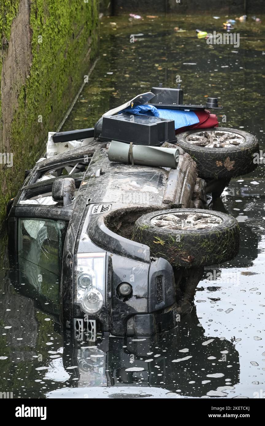 Car winched canal hi-res stock photography and images - Alamy