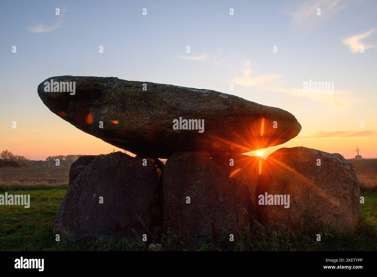 Drosa Drosa, Germany. 14th Nov, 2022. The sun sets behind the Drosa ...