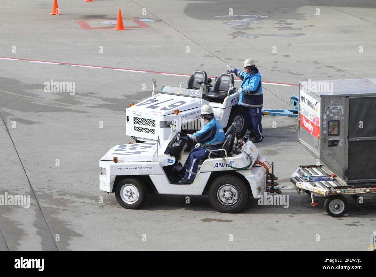 Airport ground vehicles hires stock photography and images Alamy