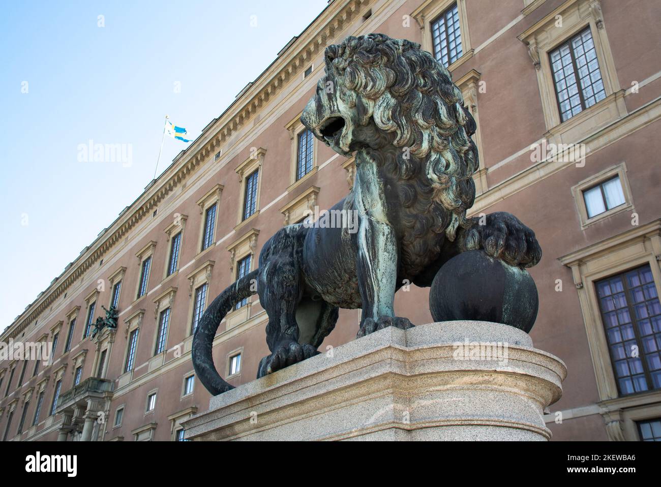 Lion Statue outside The Royal Palace, Sweden. Lejonbacken, Stockholms slott / Kungliga slottet, Sverige. Lejon staty. Stock Photo