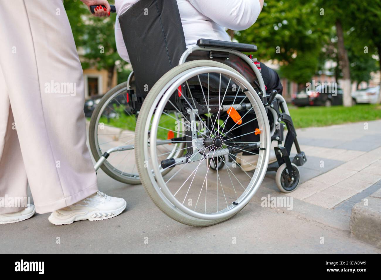Woman who uses a wheelchair hi-res stock photography and images - Alamy