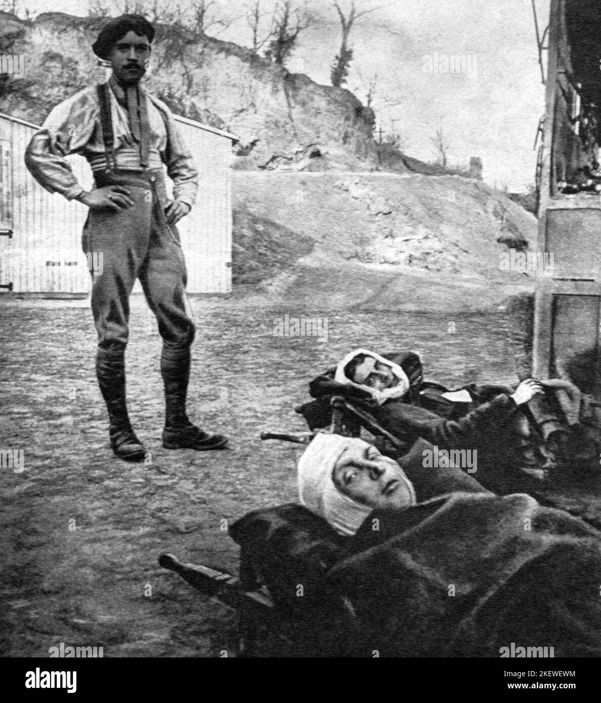 WW1 - 14-18 : Aviator posing with 2 ennemies Stock Photo
