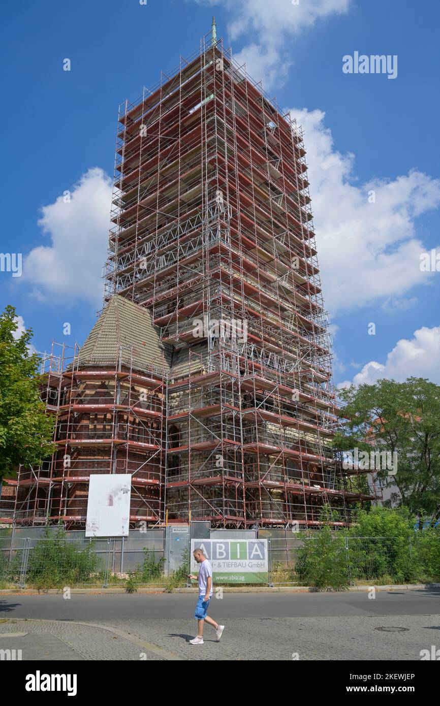 Umbau zu Wohnhaus, eingerüstete Bethanienkirche, Mirbachplatz, Weißensee, Pankow, Berlin, Deutschland Stock Photo