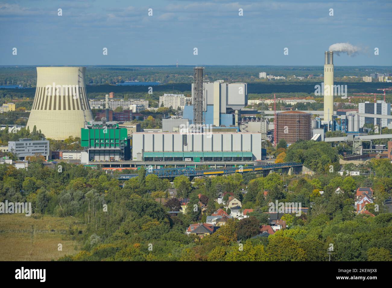 Müllheizkraftwerk der BSR (vorne, grün), Kraftwerk Reuter West (hinten), Ruhleben, Siemensstadt, Spandau, Berlin, Deutschland Stock Photo