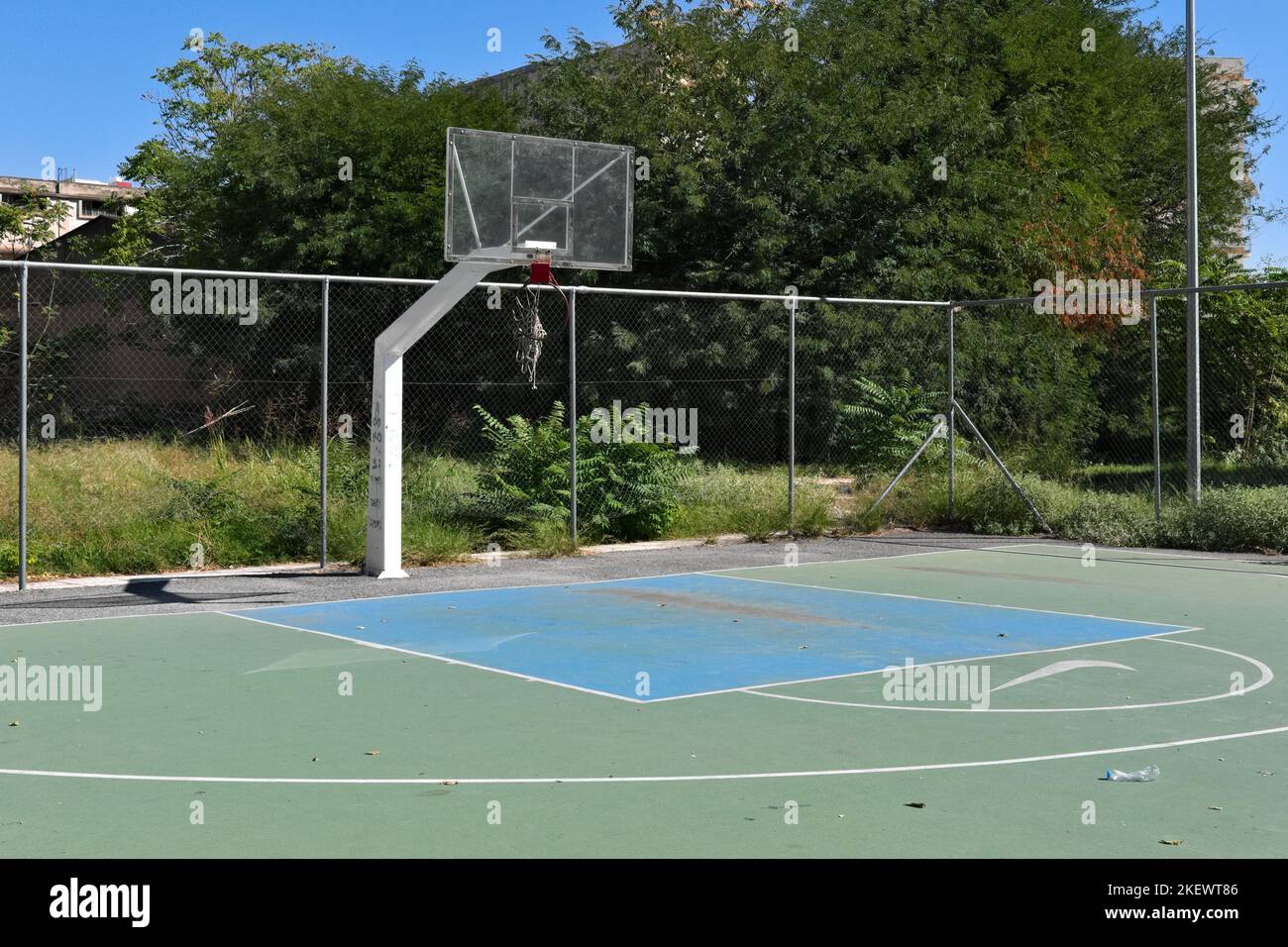 an abandoned outdoors basketball court Stock Photo Alamy