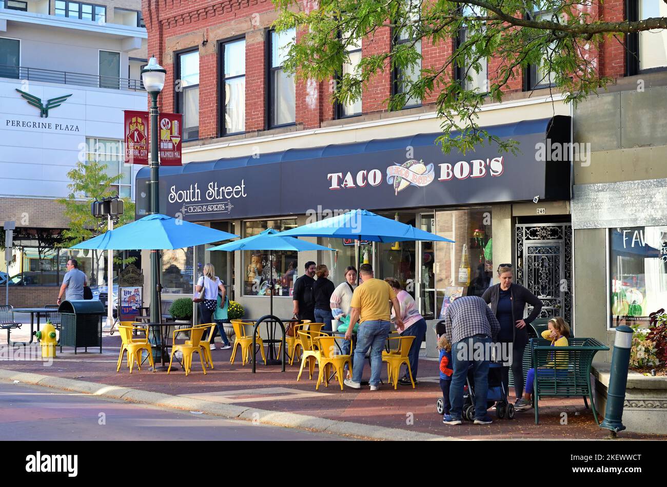 Kalamazoo, Michigan, USA. A restaurant on the picturesque Kalamazoo Mall providing outdoor dining tables on a warm autumn afternoon. Stock Photo