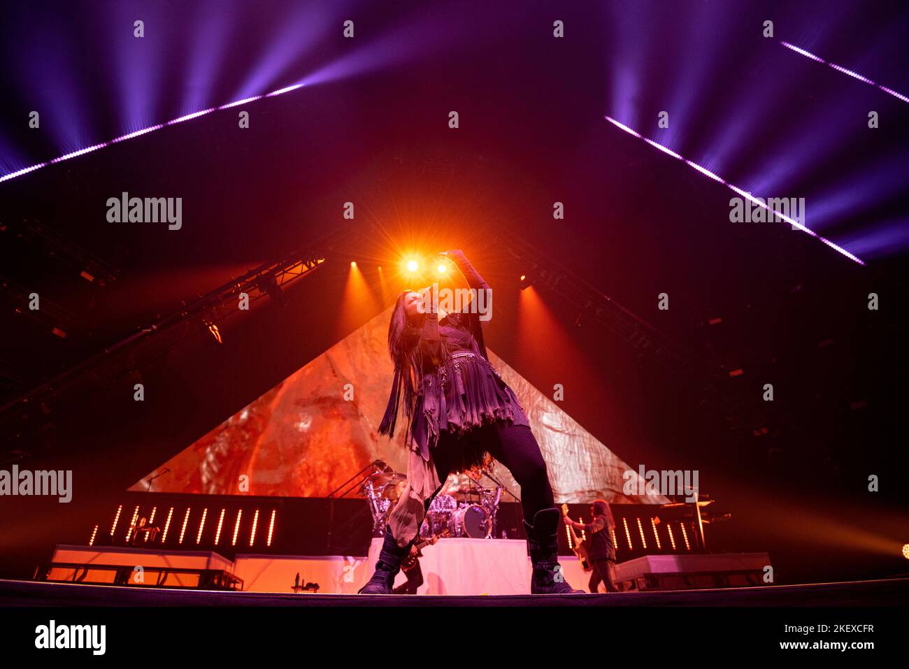 London, UK, 14/11/2022, Vocalist Amy Lee of rock band Evanescence performing in concert at The O2, London.Credit: John Barry/Alamy live news  Stock Photo