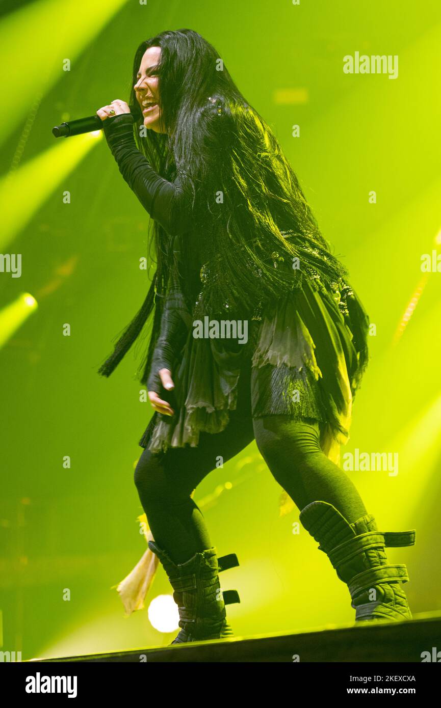 London, UK, 14/11/2022, Vocalist Amy Lee of rock band Evanescence performing in concert at The O2, London.Credit: John Barry/Alamy live news  Stock Photo