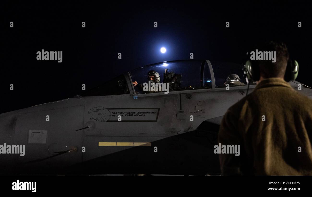 An F-15E Strike Eagle Assigned to the 492nd Fighter Squadron awaits direction before resuming shut down procedures at Royal Air Force Lakenheath, England, Nov. 8, 2022. The Liberty Wing conducts routine training operations to continue to deter foreign adversaries against the United States, its Allies, and partners. (U.S. Air Force photo by Staff Sgt. Gaspar Cortez) Stock Photo