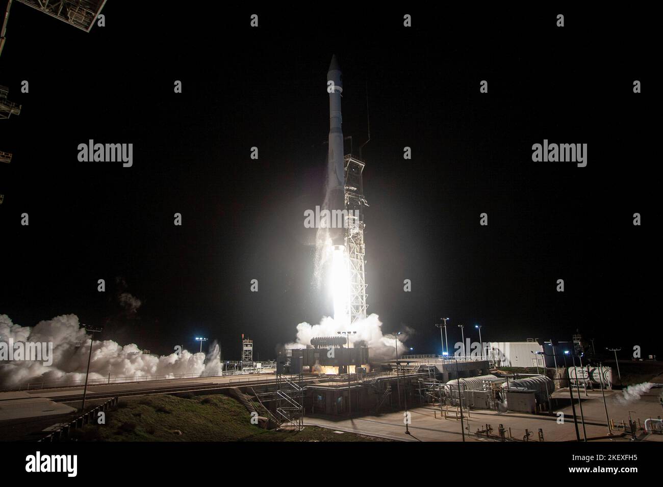 Lompoc, United States of America. 10 November, 2022. The National Oceanic and Atmospheric Administration Joint Polar Satellite System-2 satellite and the NASA Low-Earth Inflatable Decelerator Orbit Flight Test, atop a United Launch Alliance Atlas V rocket lifts off from Space Launch Complex-3 at Vandenberg Space Force Base, November 10, 2022 in Lompoc, California.  Credit: Liz Wilk/NASA/Alamy Live News Stock Photo