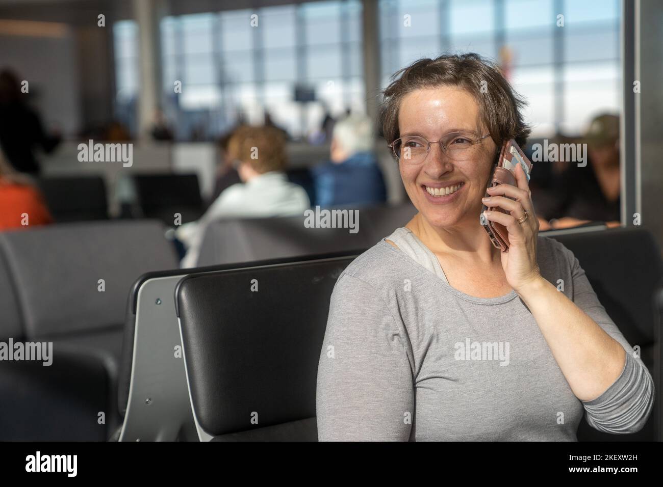 Older woman phone serious hi-res stock photography and images - Alamy