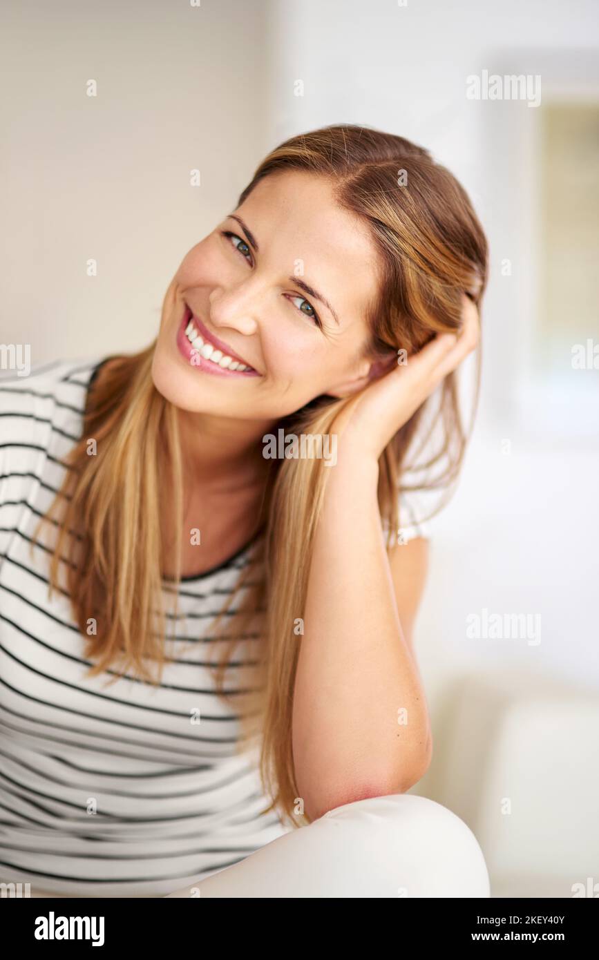 Woman relaxing sofa hi-res stock photography and images - Alamy